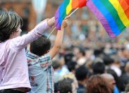 In Italia 100mila bambini hanno genitori gay. Psicologi: stanno bene