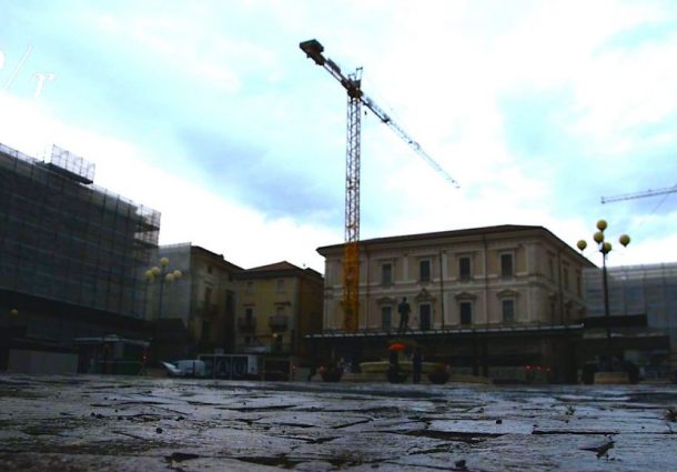 Terremoto, dopo sette anni a L'Aquila si vive ancora nei garage: il reportage di Ofcs