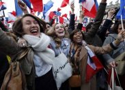 L'inno alla gioia davanti al Louvre, la festa di Macron /FOTO