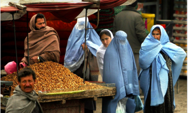 Afghanistan ritorno al passato: burqa in pubblico per le donne